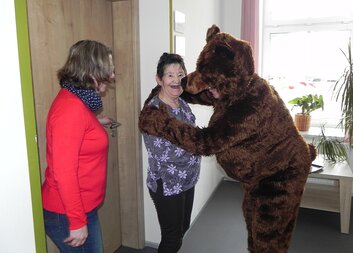 Medvěd přišel s koblihami