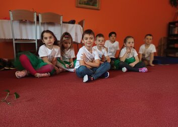 Ženám přišly k jejich svátku popřát i děti z mateřinky