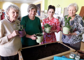 Díky pečovatelkám se domov zazelená