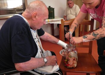 Pánové si vlastnoručně naložili utopence