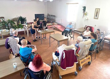 Senioři se školáky testovali vodu