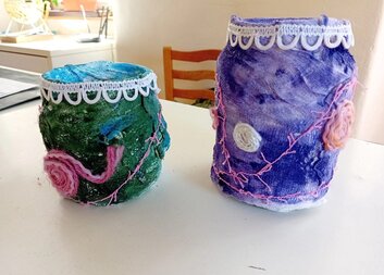 Senioři si vyrobili originální vázičky