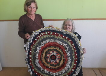 Látková mandala zdobí Charitní domov sv. Anežky