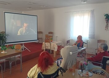 Jídelna se proměnila v kinosál