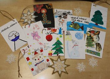 Přáníčka pro seniory vyrobili školáci z páté třídy