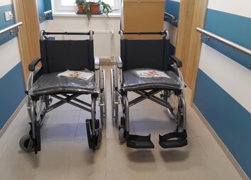 Pomůcky pro seniory v nouzi jen za korunu