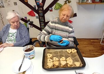 Valentýnská srdíčka z aktivizační dílny potěší i zahřejí u srdce