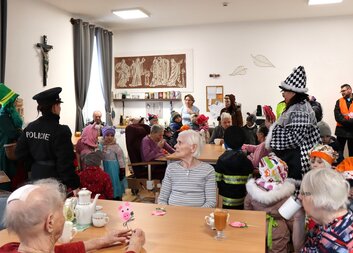 Za seniory zavítal masopustní průvod