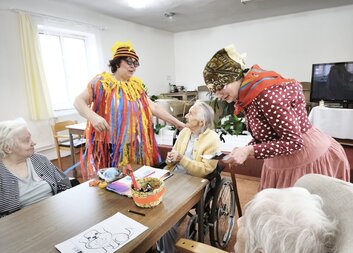 Domov rozveselily masopustní maškary