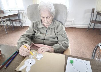 Senioři vyráběli velikonoční přání