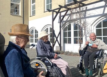 Jarní slunce láká klienty ven