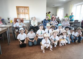 Seniorům přišly popřát děti z mateřinky