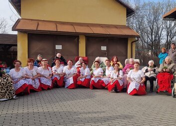 Ženám přišly k svátku zatančit Borůvěnky