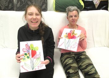 Květiny k MDŽ si ve stacionáři vyrobili sami