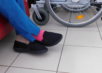 Každá nožka měla jinou ponožku