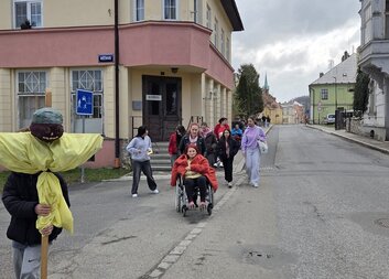 Senioři vhodili Morenu do řeky