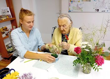 Senioři si vyzkoušeli práci floristů